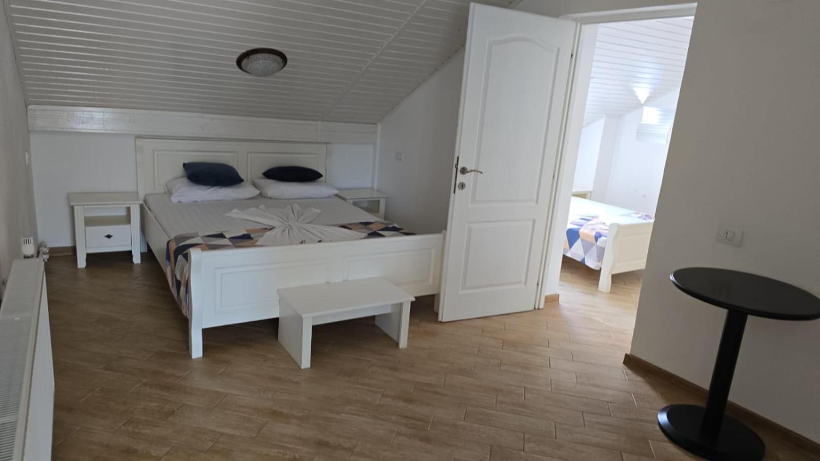 Casa Marina Hotel Ieşelniţa Екстериор снимка