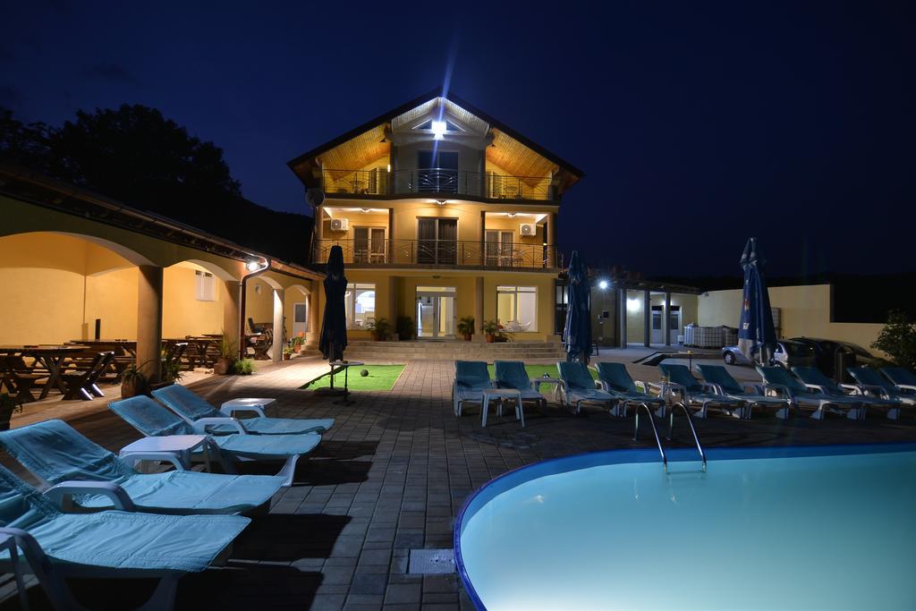 Casa Marina Hotel Ieşelniţa Екстериор снимка