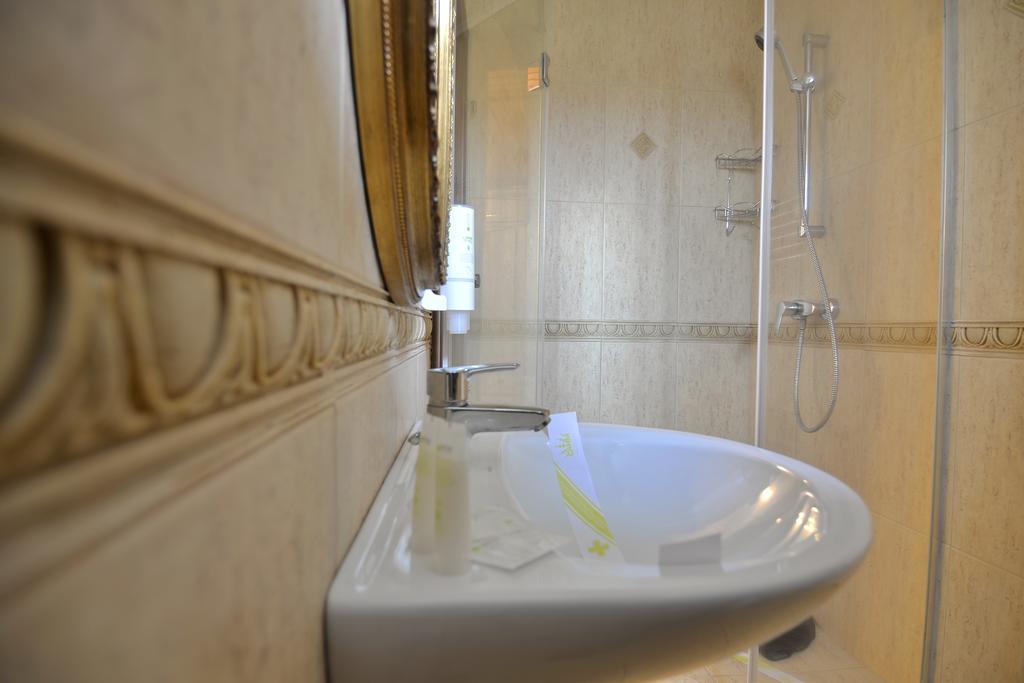 Casa Marina Hotel Ieşelniţa Екстериор снимка