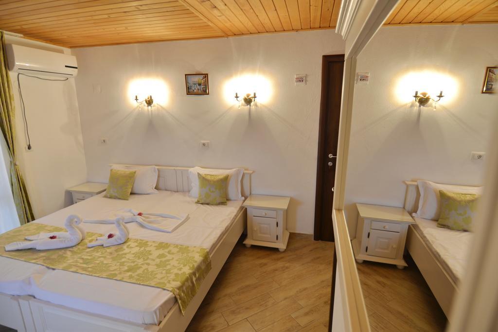 Casa Marina Hotel Ieşelniţa Екстериор снимка