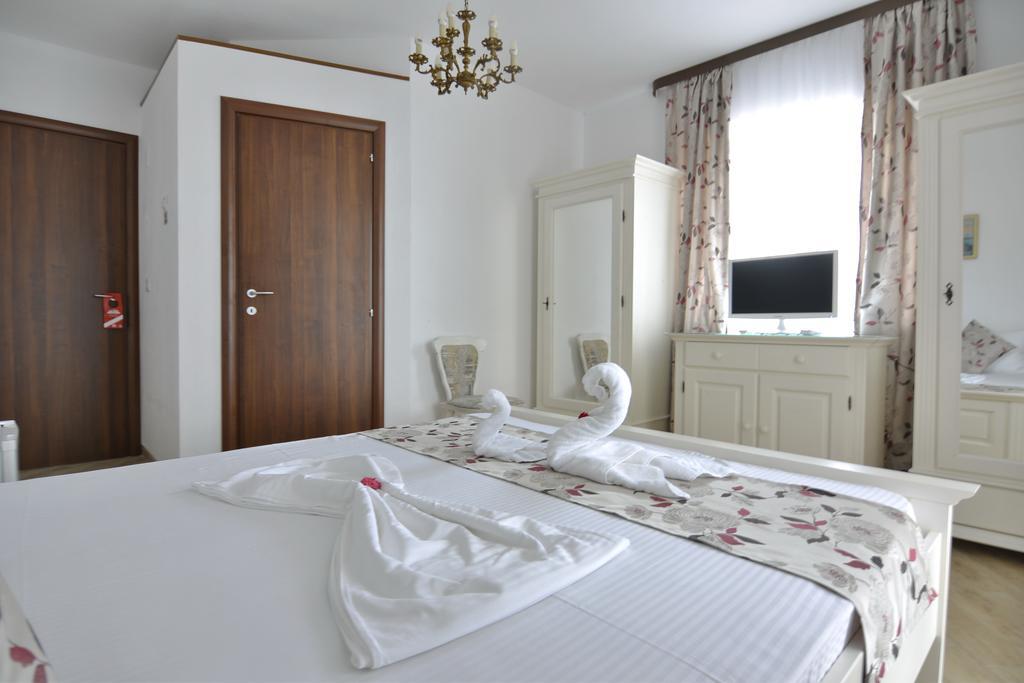 Casa Marina Hotel Ieşelniţa Екстериор снимка