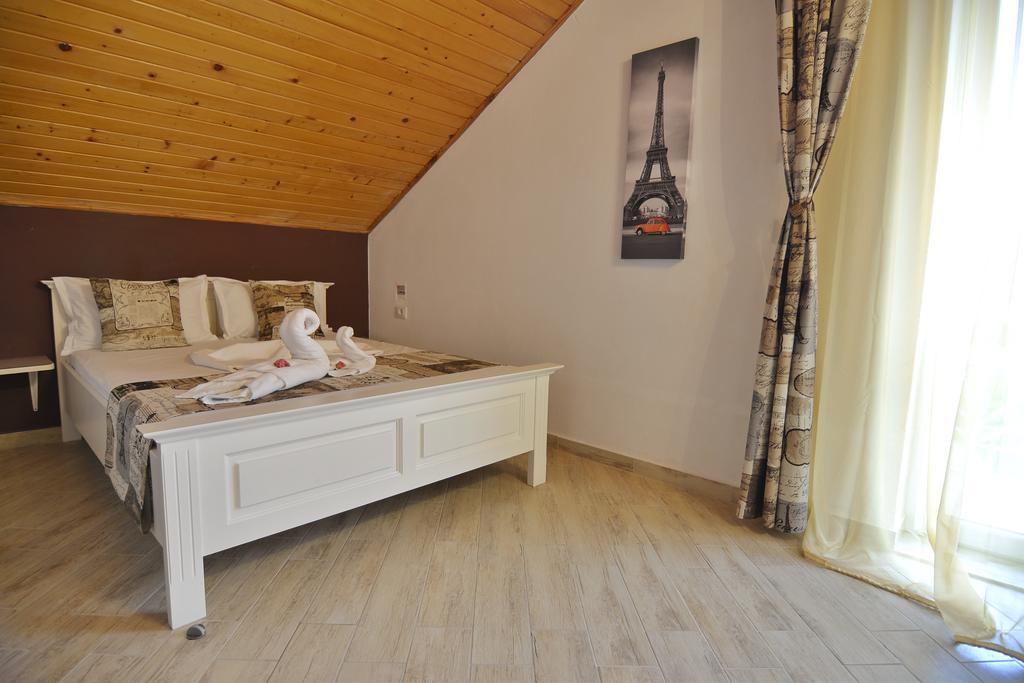 Casa Marina Hotel Ieşelniţa Екстериор снимка