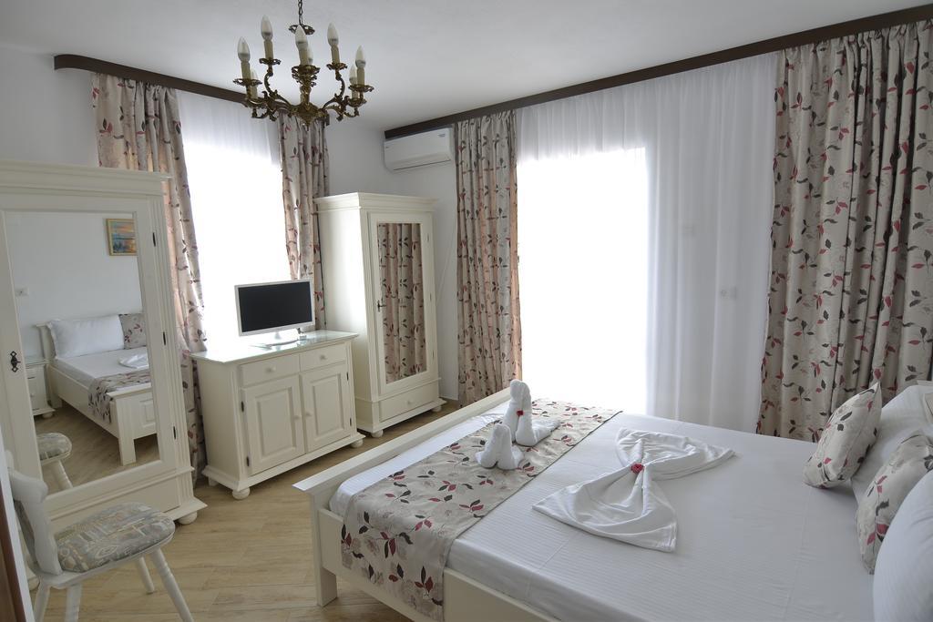 Casa Marina Hotel Ieşelniţa Екстериор снимка